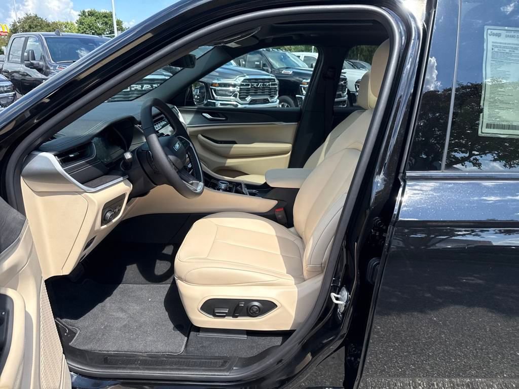 New 2025 Jeep Grand Cherokee Limited w/ Black Appearance Package image 10