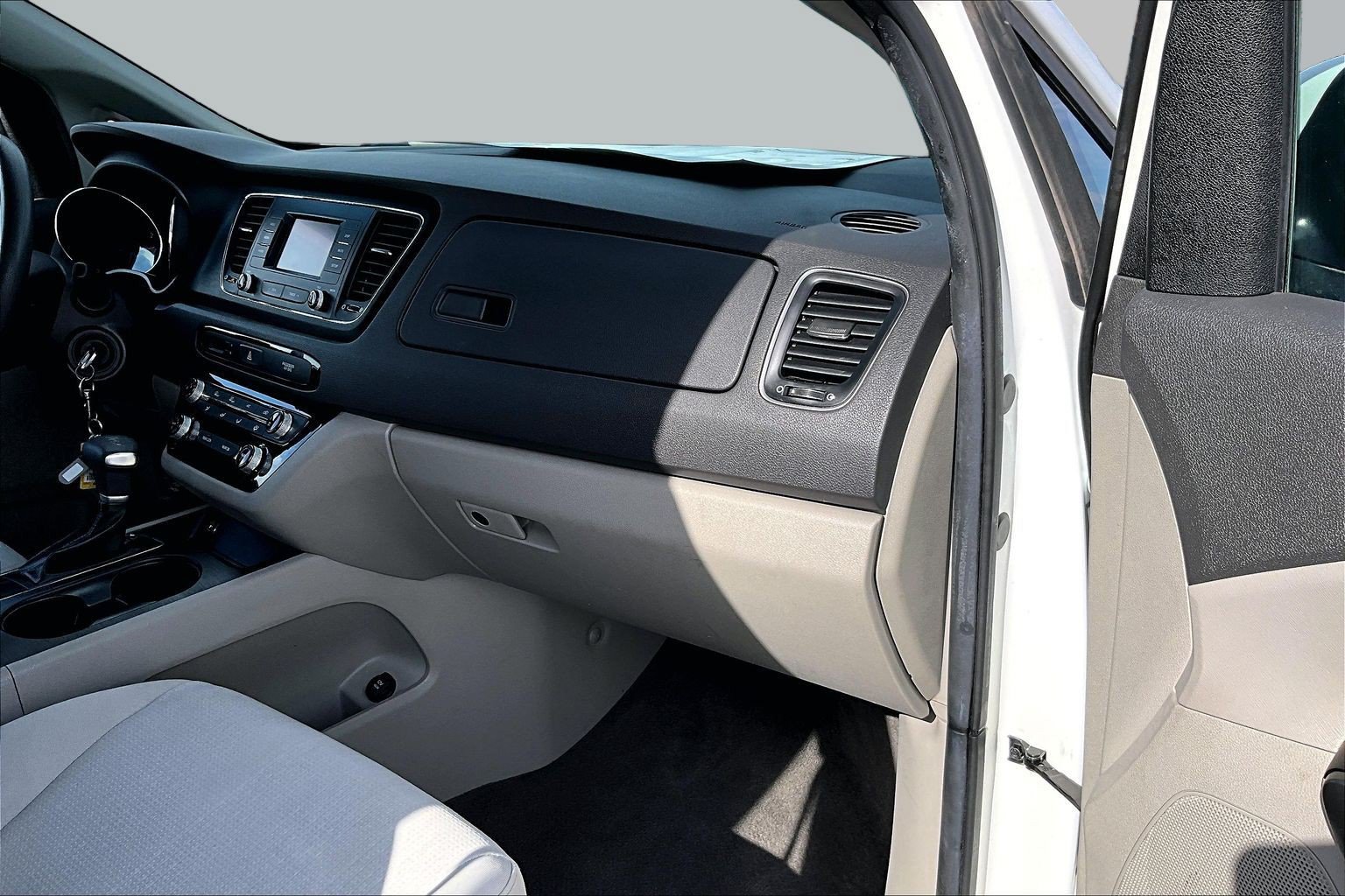 Used 2018 Kia Sedona L FWD image 15