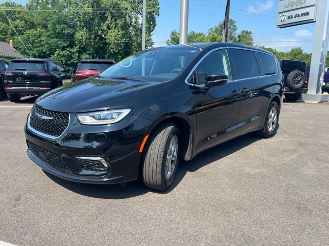 Used 2024 Chrysler Pacifica Limited AWD/4WD image 36