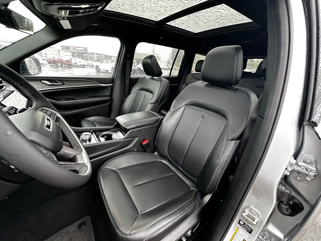 Used 2025 Jeep Grand Cherokee L Limited w/ Black Appearance Package AWD/4WD image 54