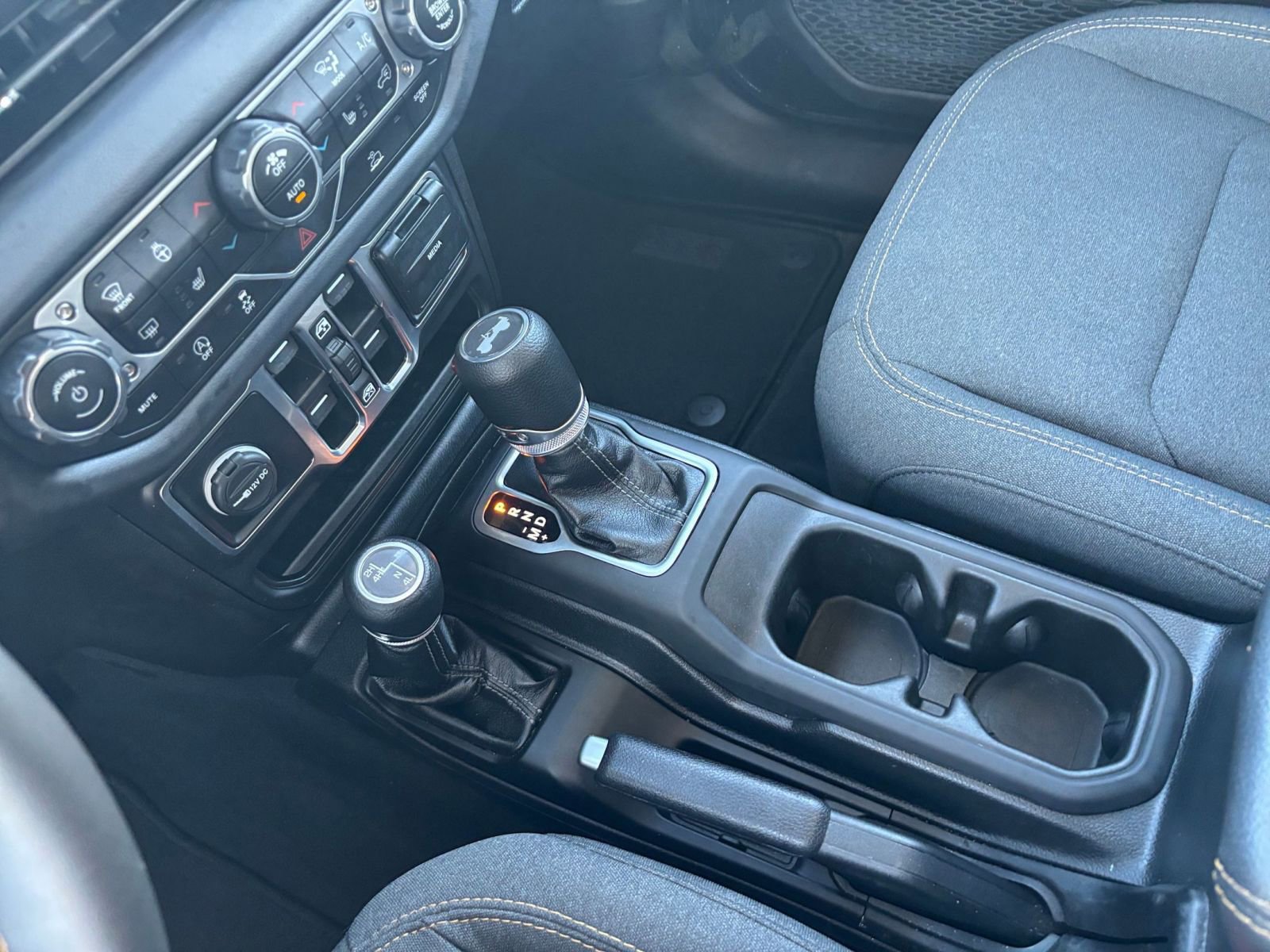 Used 2025 Jeep Wrangler Sahara image 40