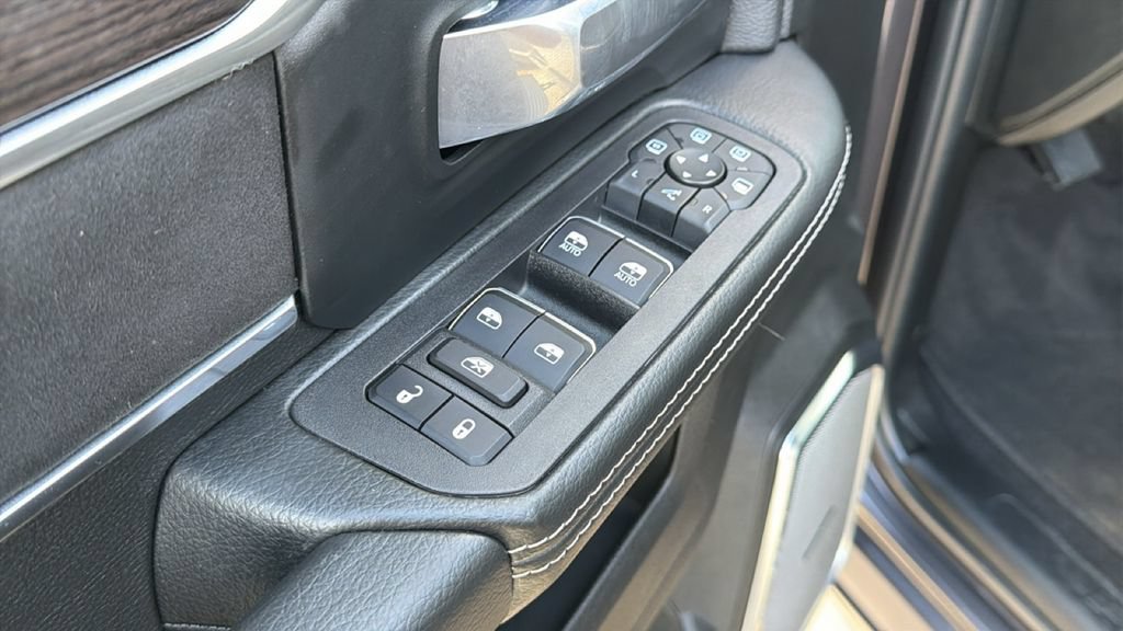 Used 2025 RAM 3500 Laramie AWD/4WD image 12