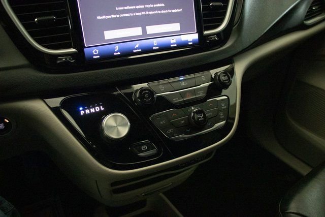 Used 2022 Chrysler Pacifica Touring-L image 32