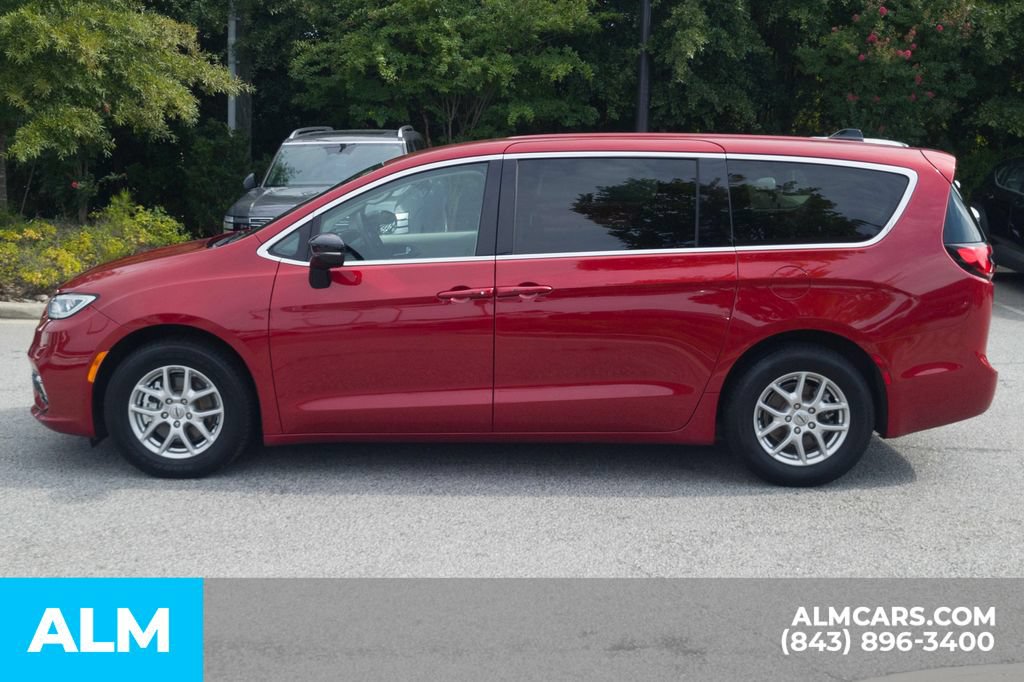 Used 2024 Chrysler Pacifica Touring-L FWD image 11