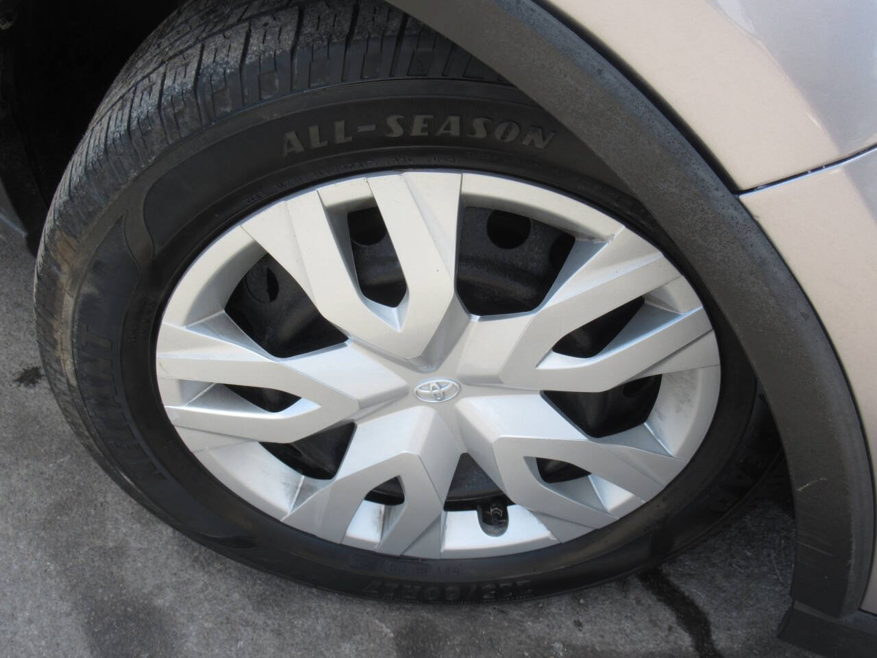 Used 2019 Toyota C-HR LE FWD image 5