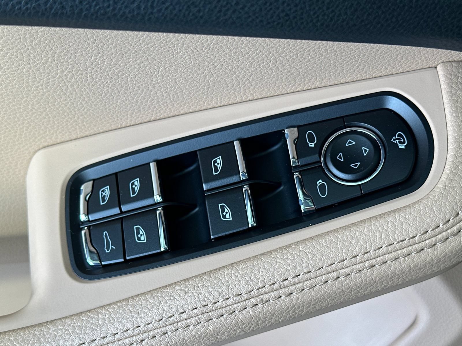 Certified 2023 Porsche Macan AWD/4WD image 13