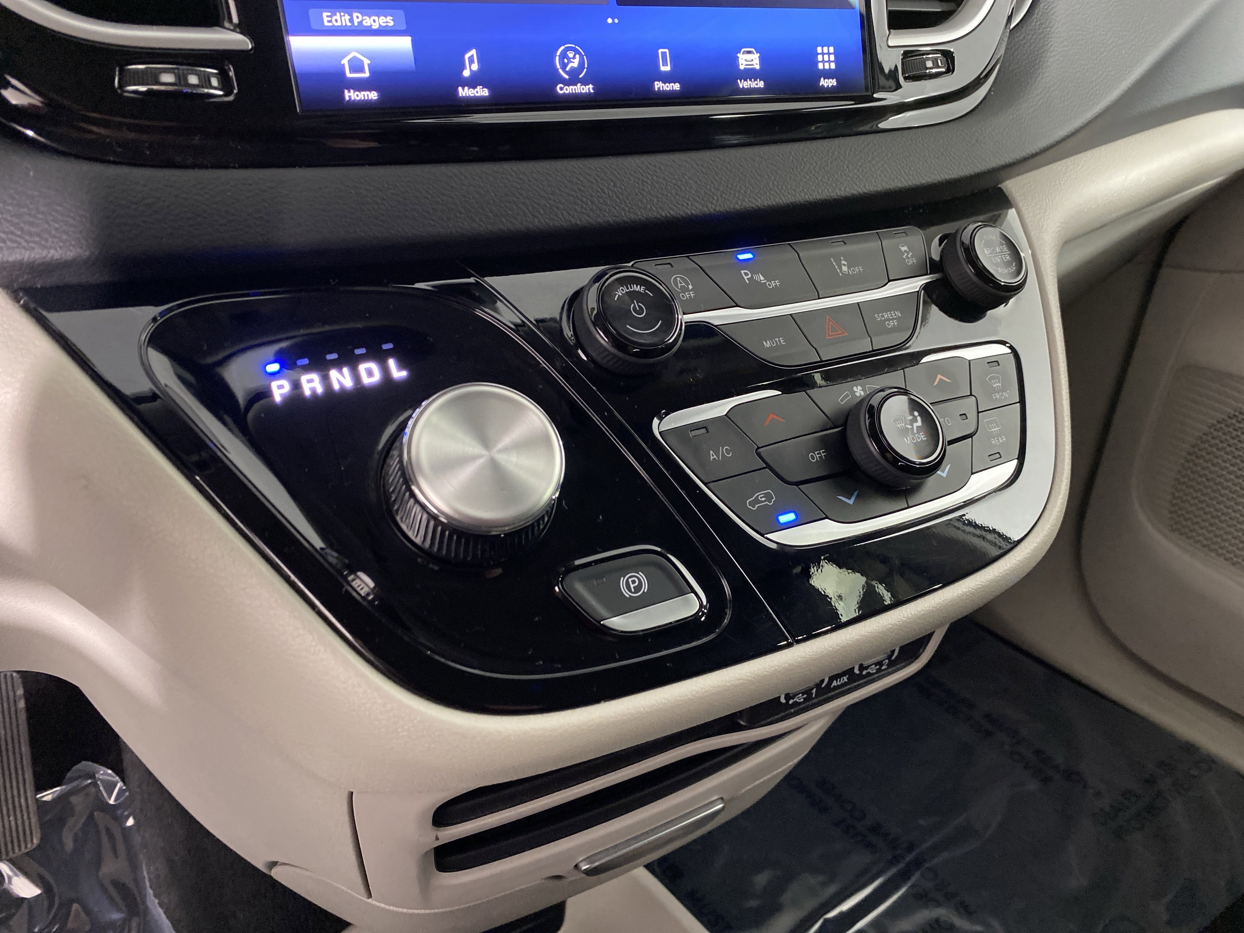 Used 2024 Chrysler Pacifica Touring-L image 29