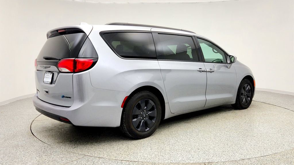 Used 2020 Chrysler Pacifica Touring-L w/ S Appearance Package image 5