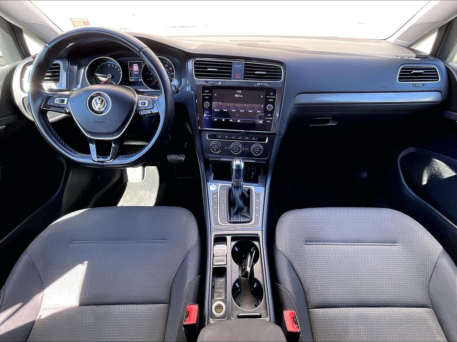 Used 2018 Volkswagen e-Golf SE FWD image 15