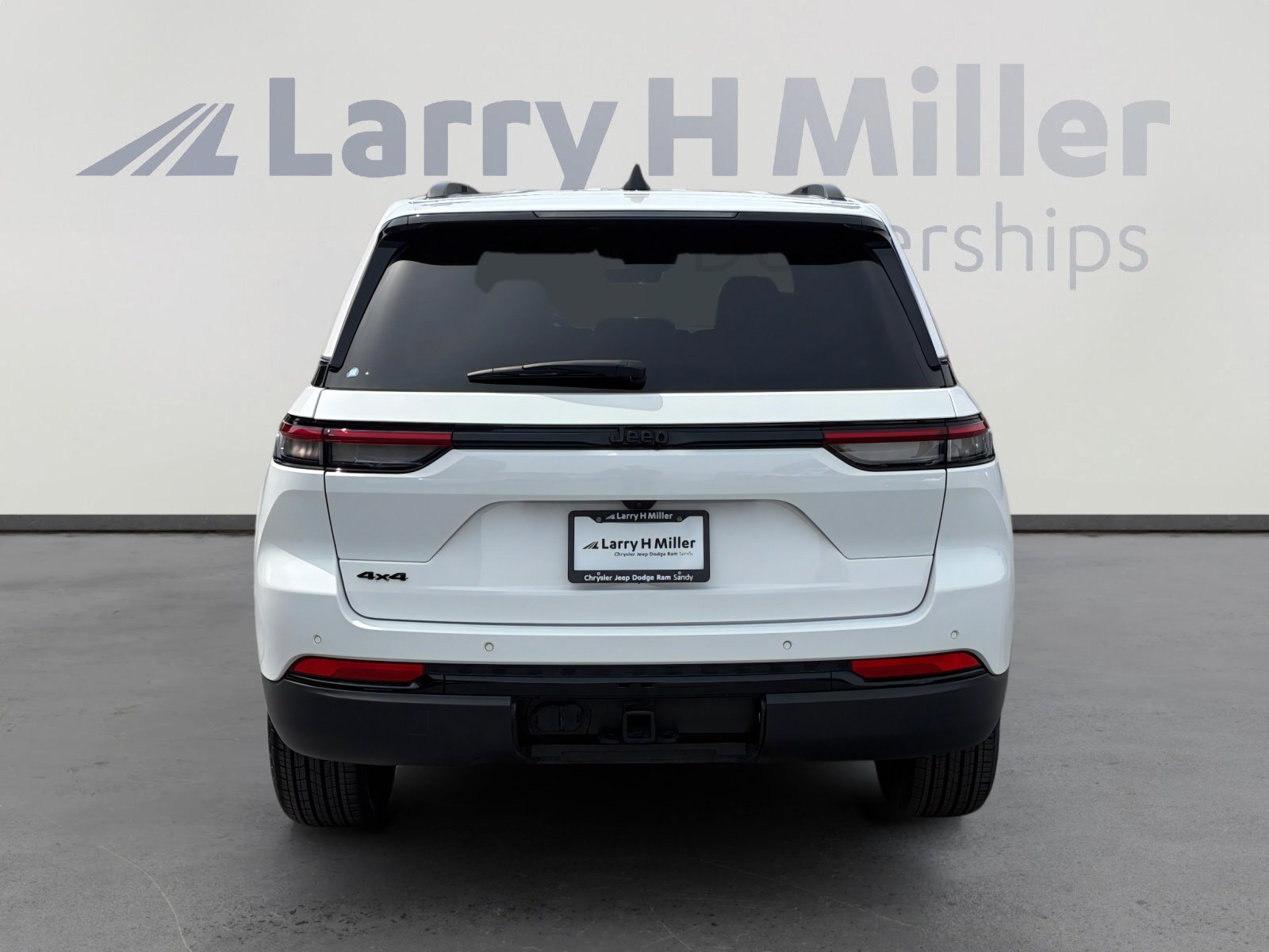 Used 2025 Jeep Grand Cherokee Altitude image 4