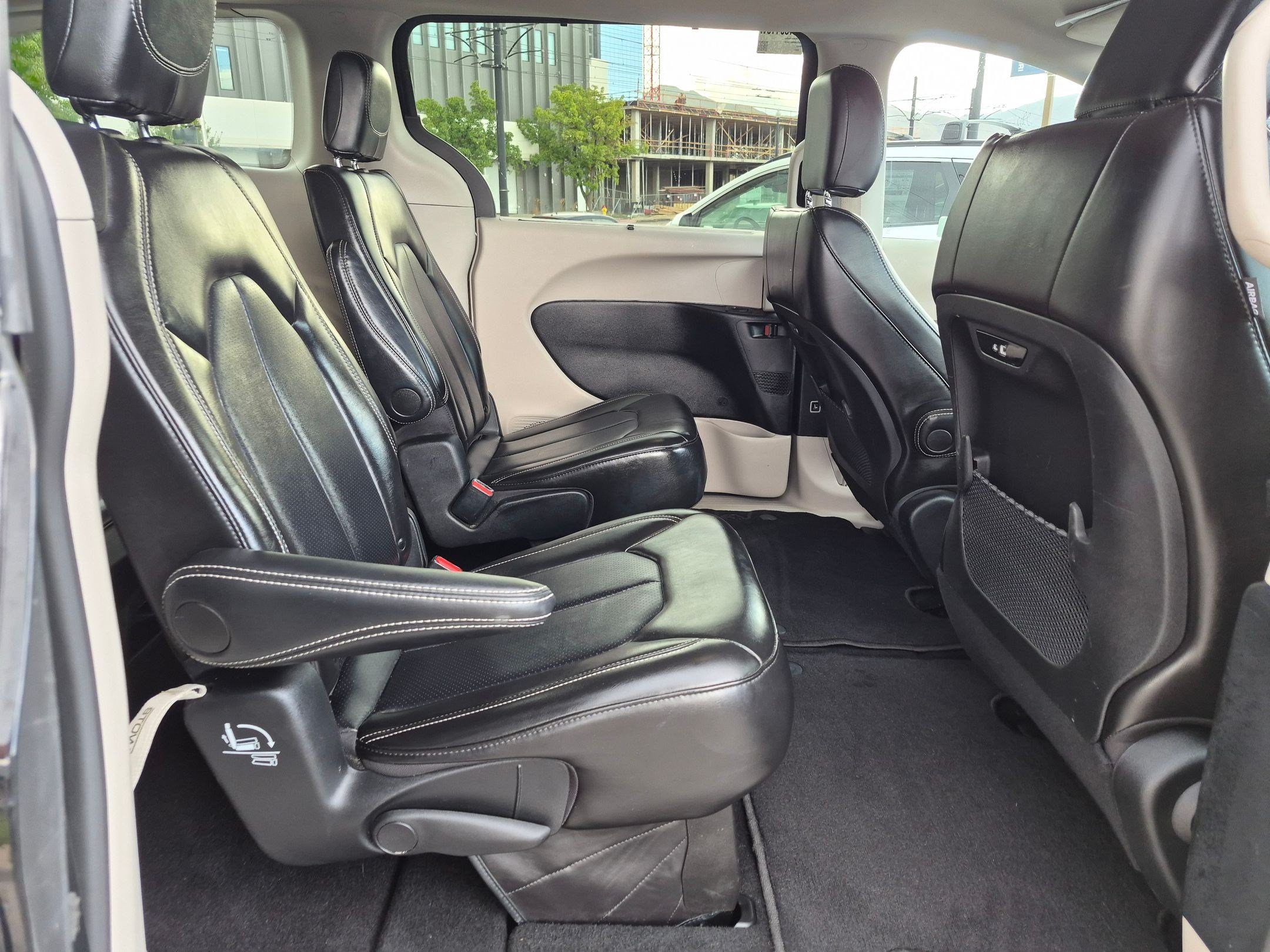 Used 2024 Chrysler Pacifica Touring-L FWD image 28