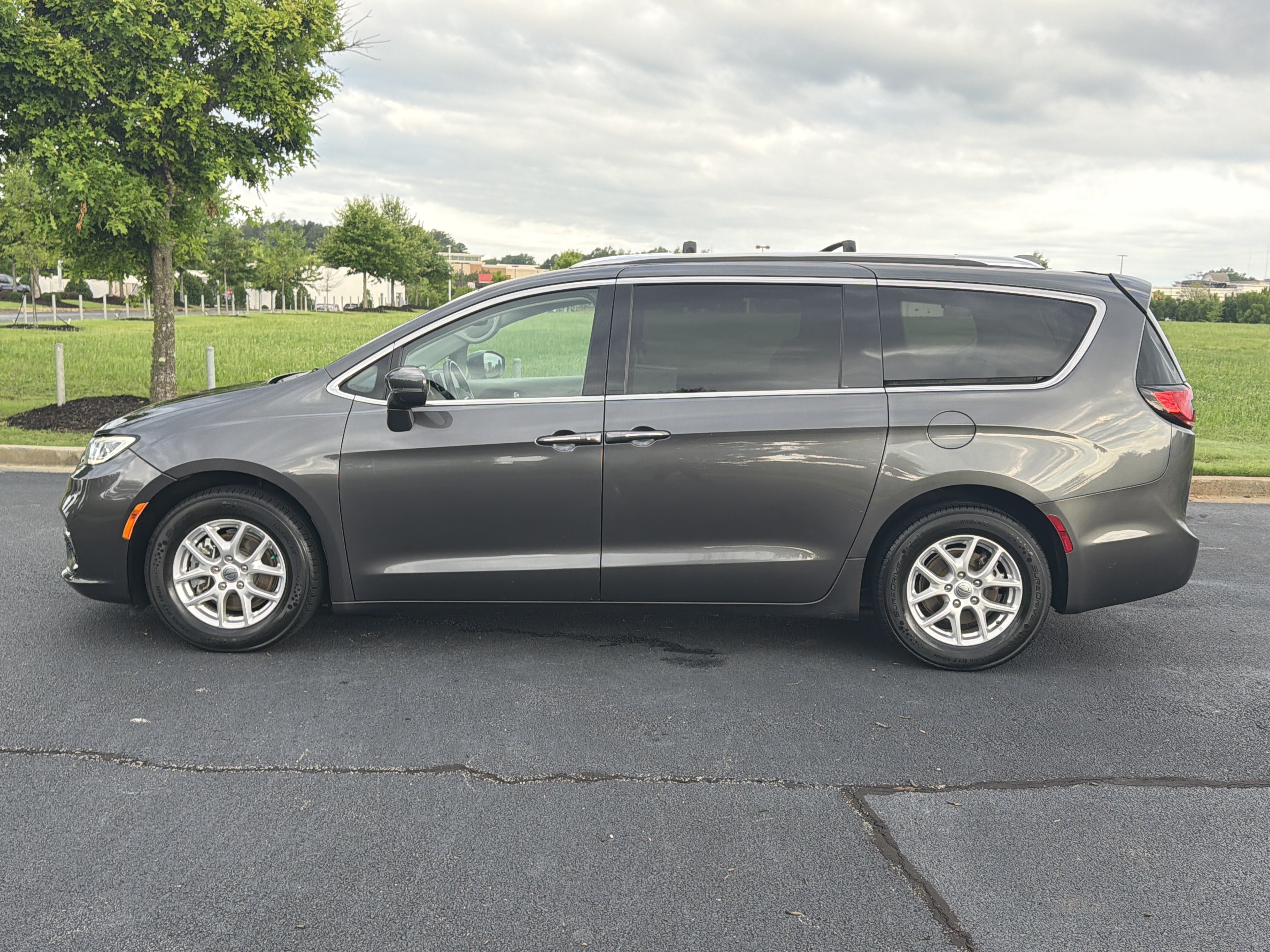 Used 2021 Chrysler Pacifica Touring-L FWD image 6