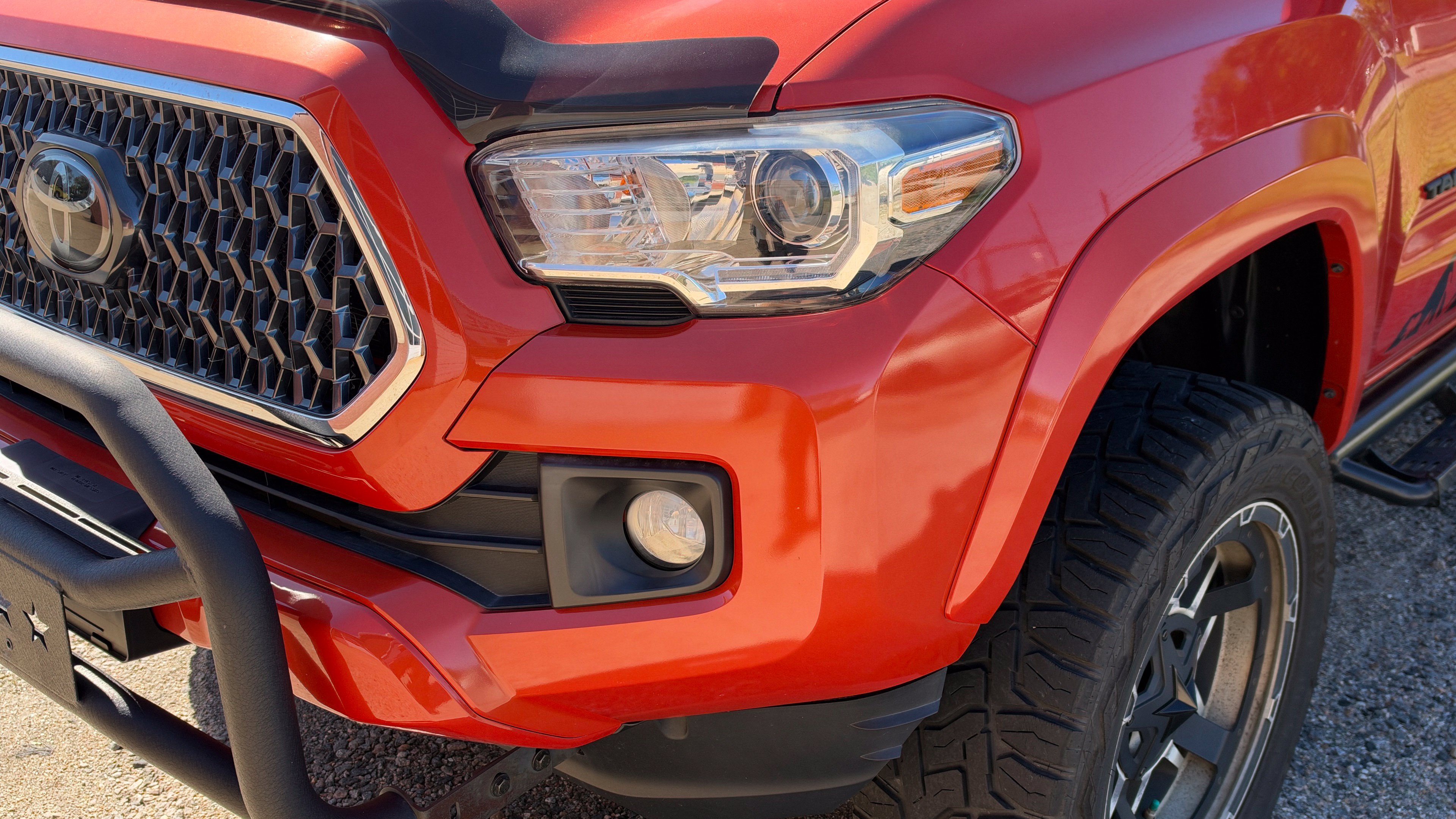 Used 2018 Toyota Tacoma TRD Sport AWD/4WD image 2