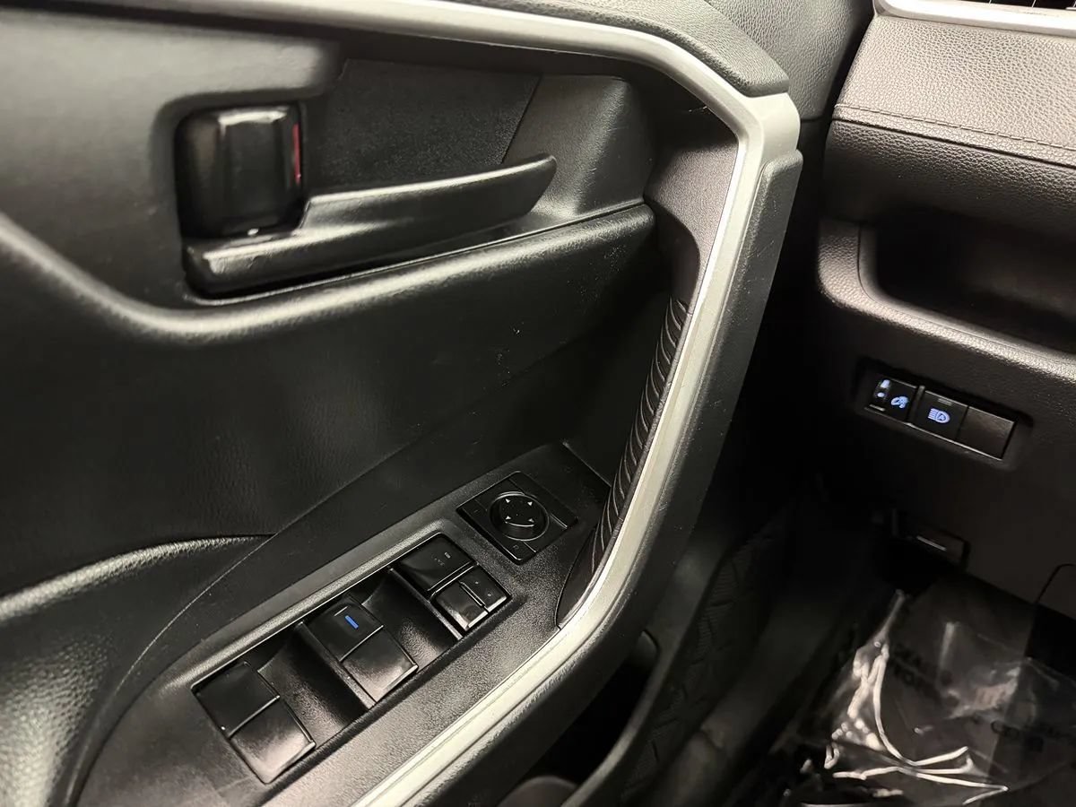 Used 2019 Toyota RAV4 LE AWD/4WD image 13