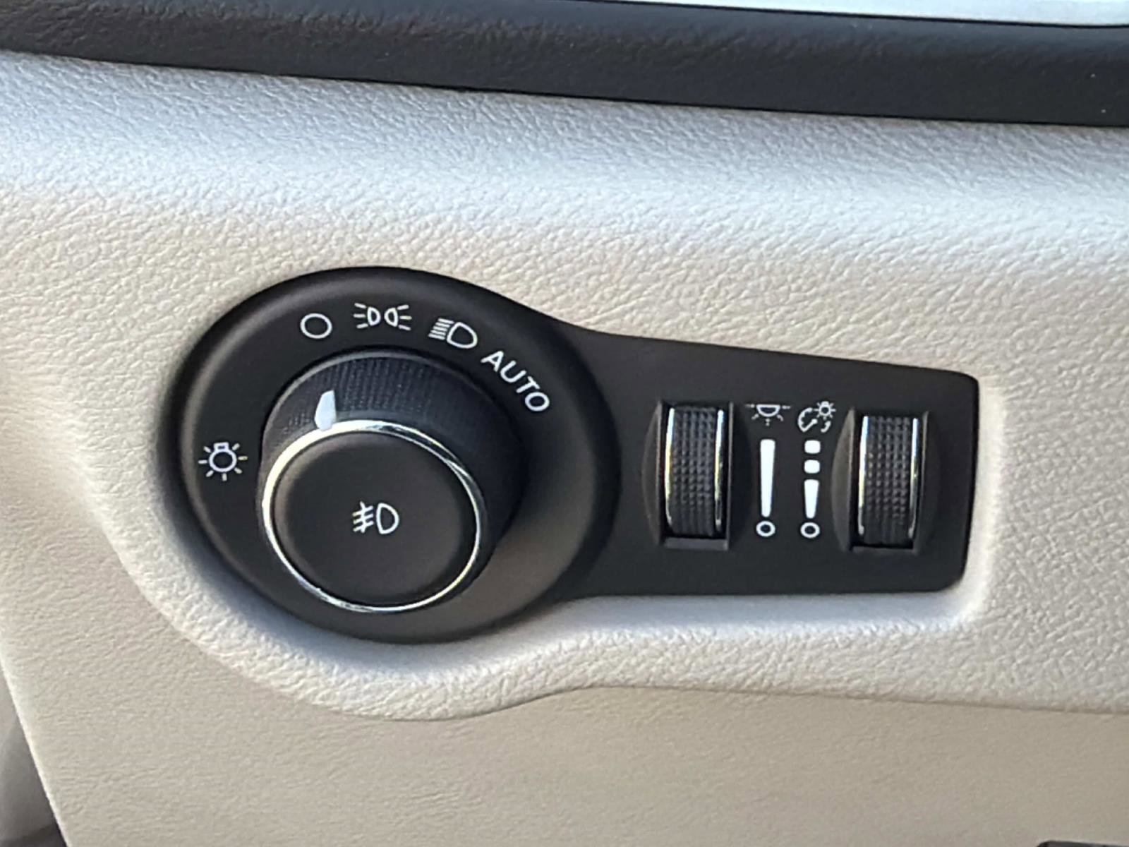Used 2023 Chrysler Pacifica Touring-L FWD image 15