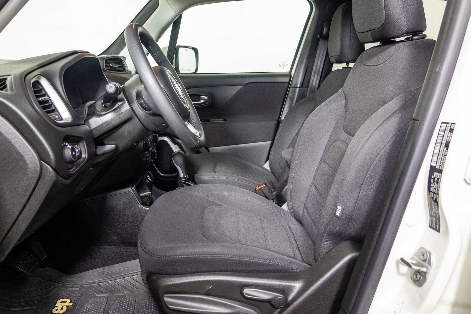 Used 2019 Jeep Renegade Latitude FWD image 19
