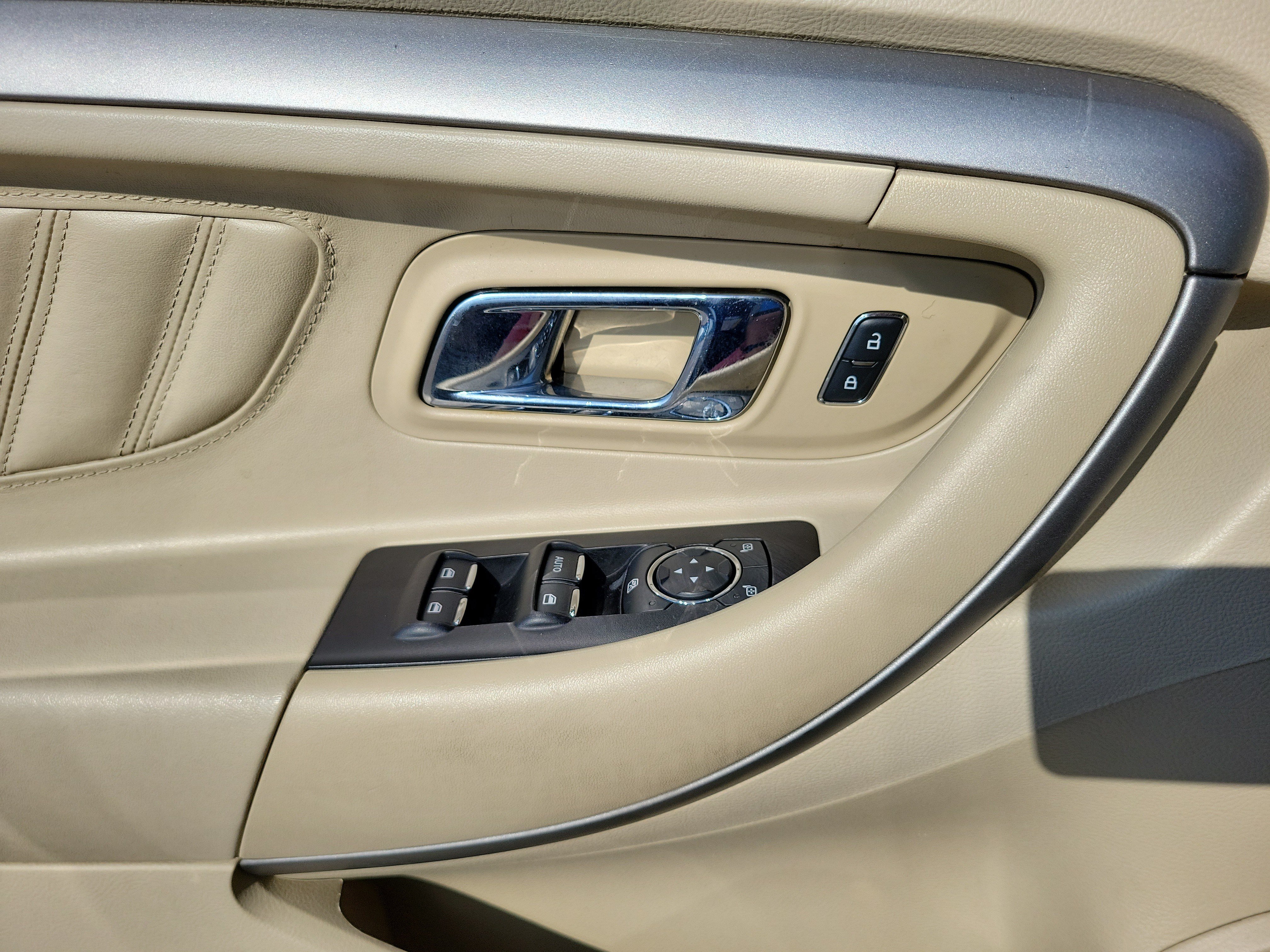 Used 2015 Ford Taurus SE FWD image 24