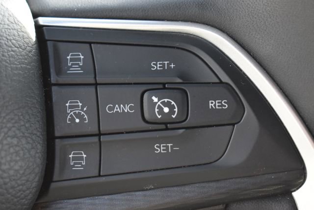 Used 2023 Jeep Grand Cherokee L Laredo image 26