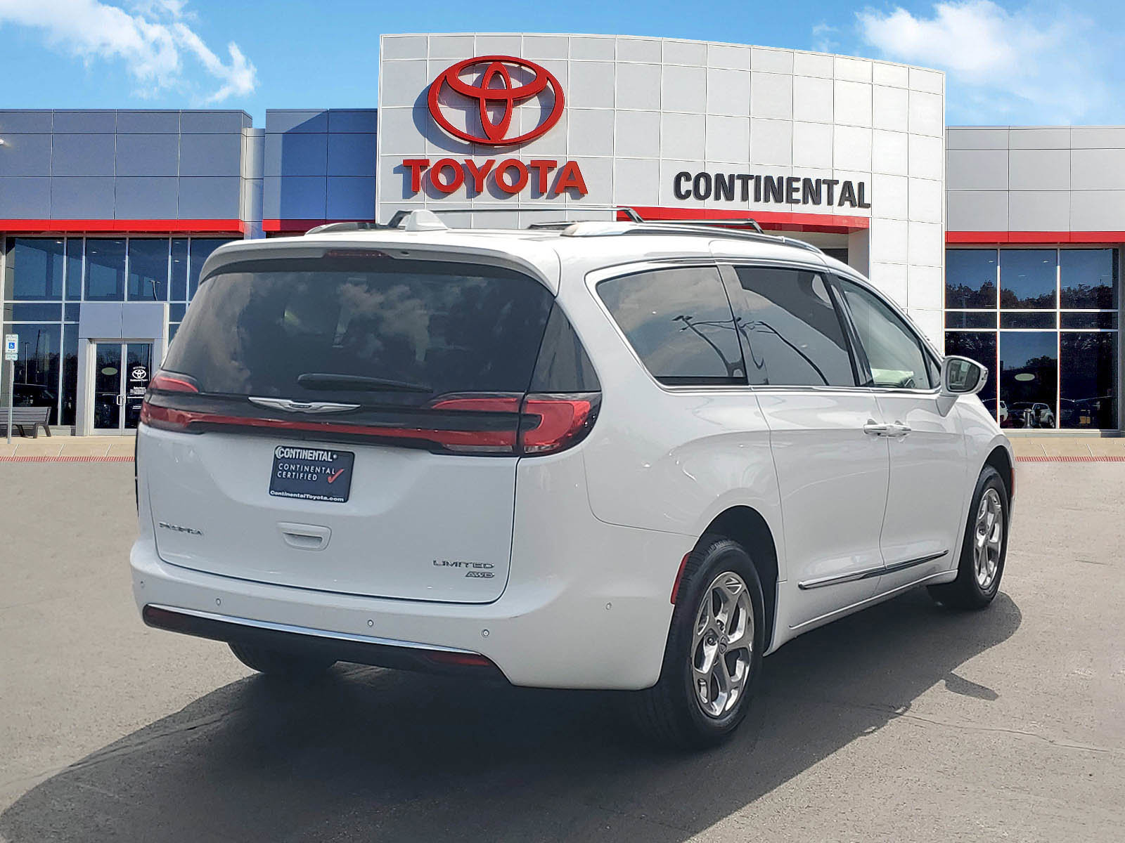Used 2021 Chrysler Pacifica Limited w/ Uconnect Theater Family Group AWD/4WD image 5