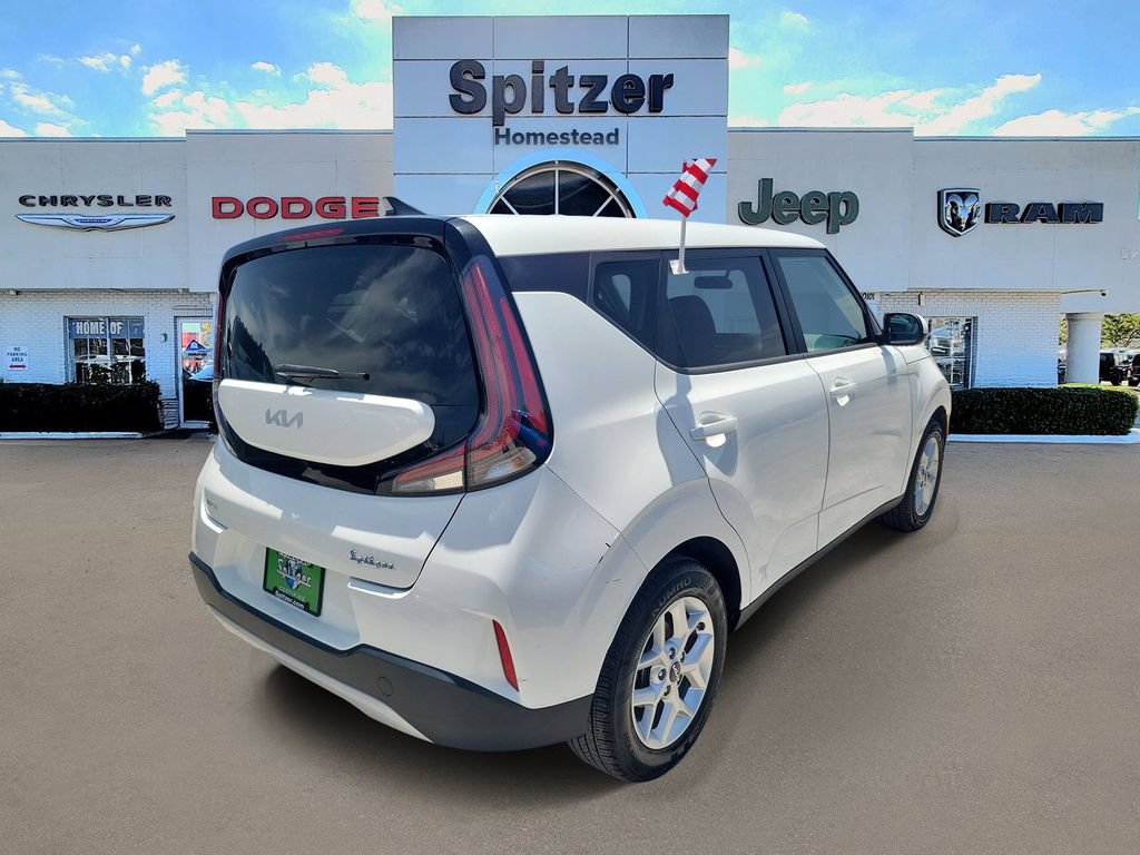 Used 2024 Kia Soul LX w/ Option Group 015 FWD image 2