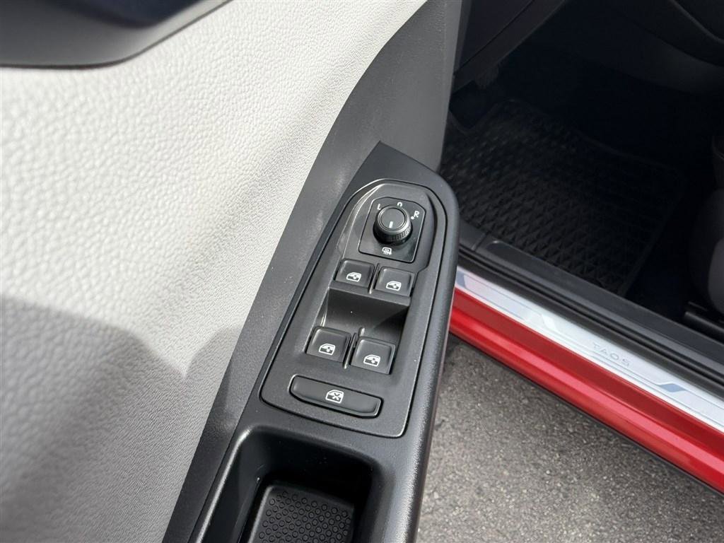 Used 2022 Volkswagen Taos SE image 17