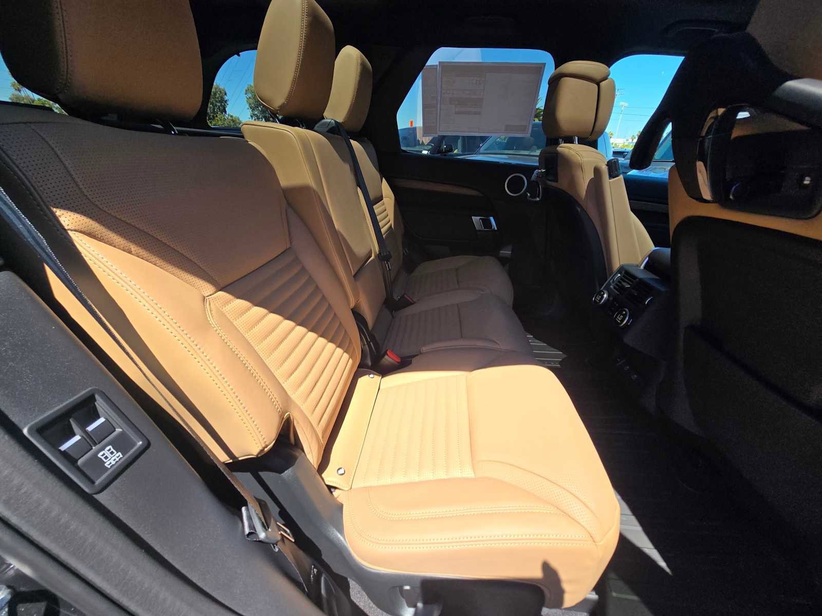 New 2025 Land Rover Discovery Dynamic SE image 14