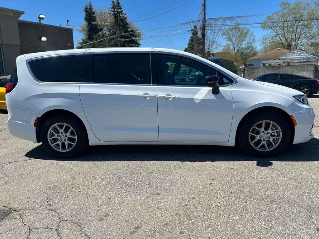 Used 2025 Chrysler Pacifica Select FWD image 4