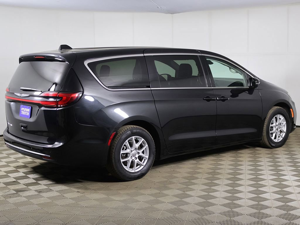 Used 2023 Chrysler Pacifica Touring-L FWD image 12
