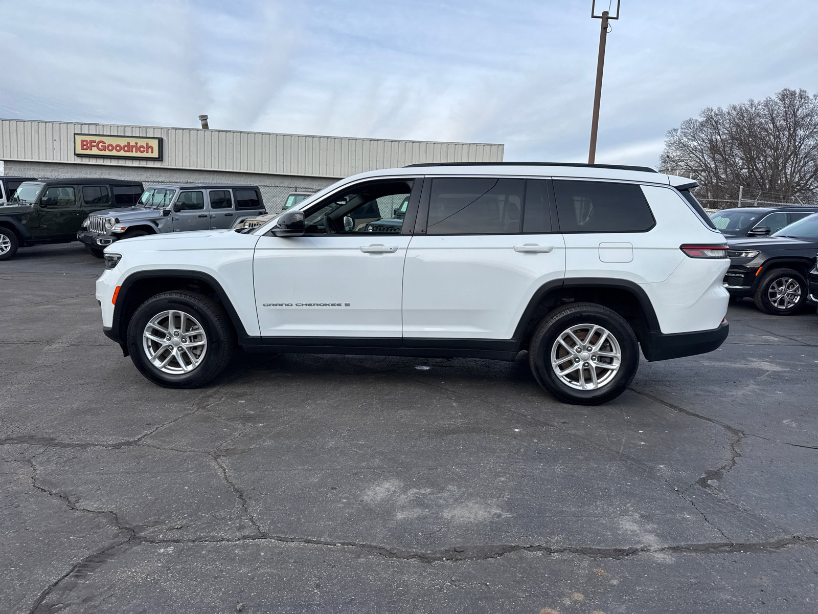 Used 2024 Jeep Grand Cherokee L Laredo AWD/4WD image 3