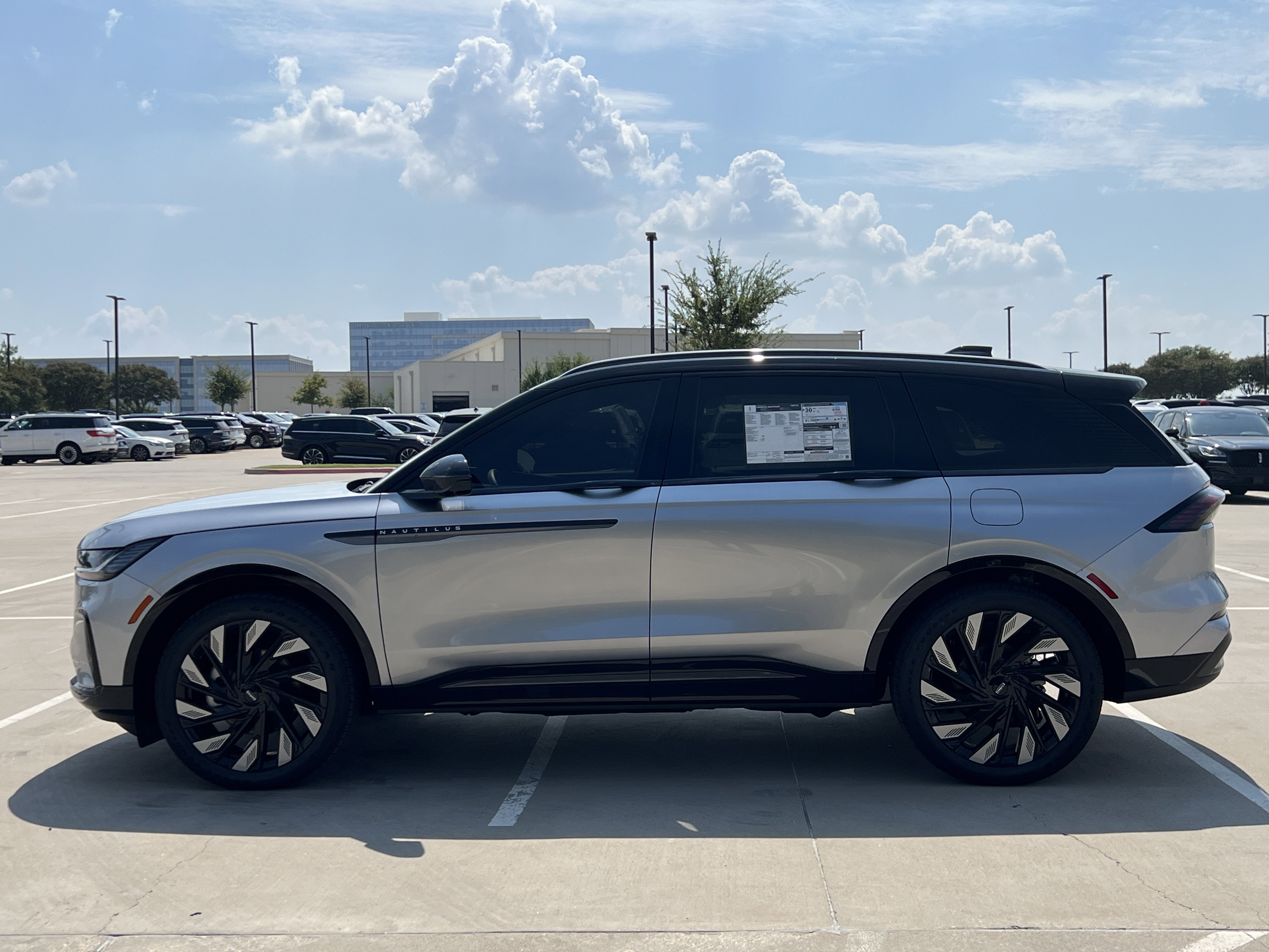 New 2025 Lincoln Nautilus Reserve w/ Jet Appearance Package image 4