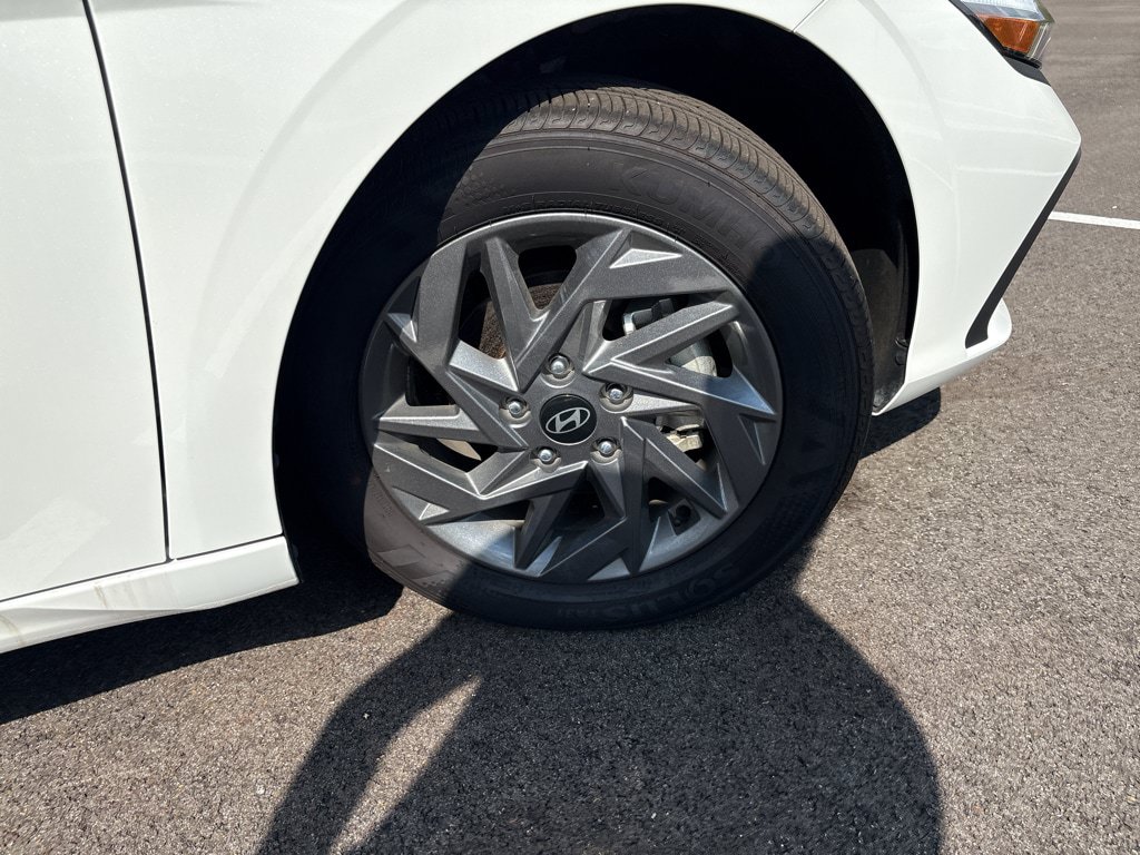 Used 2025 Hyundai Elantra Hybrid FWD image 13