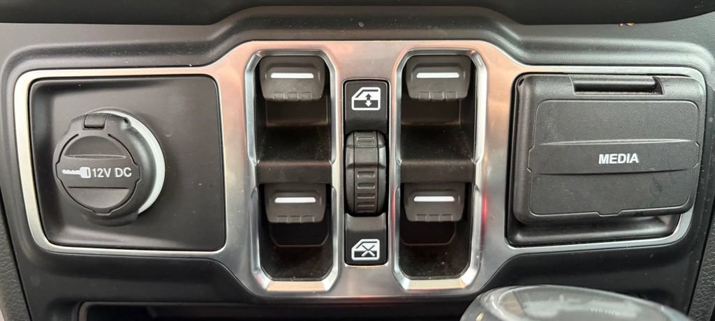 Used 2022 Jeep Wrangler Unlimited Sahara w/ Cold Weather Group AWD/4WD image 16