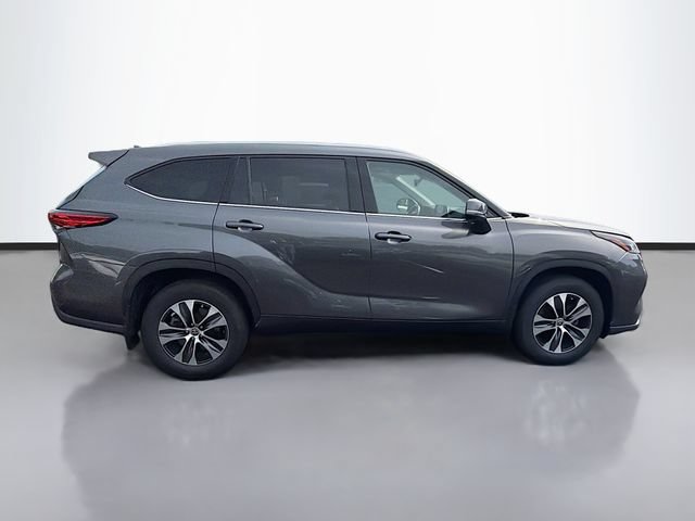 Used 2021 Toyota Highlander XLE AWD/4WD image 8