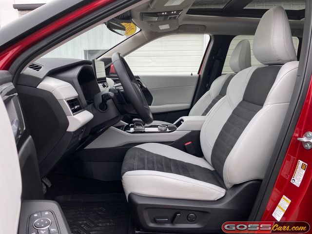 Used 2025 Mitsubishi Outlander SE image 27