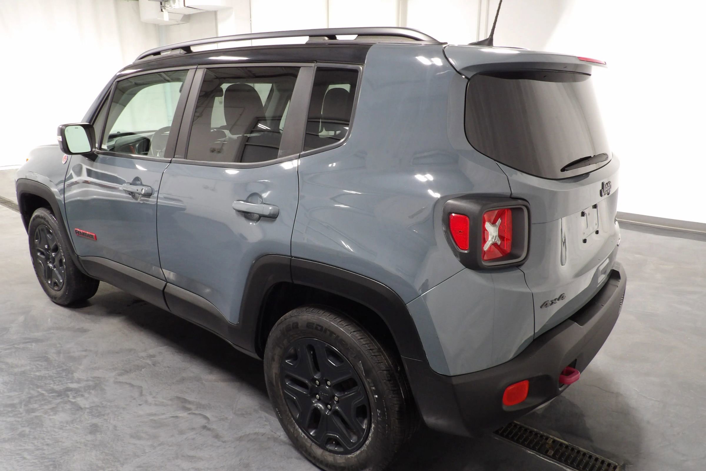 Used 2018 Jeep Renegade Trailhawk AWD/4WD image 8