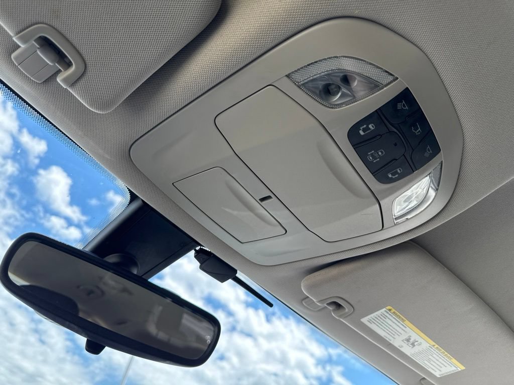 Used 2017 Chrysler Pacifica Touring FWD image 32