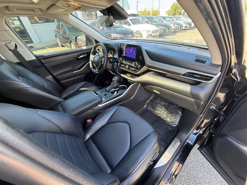Used 2023 Toyota Highlander XLE FWD image 32