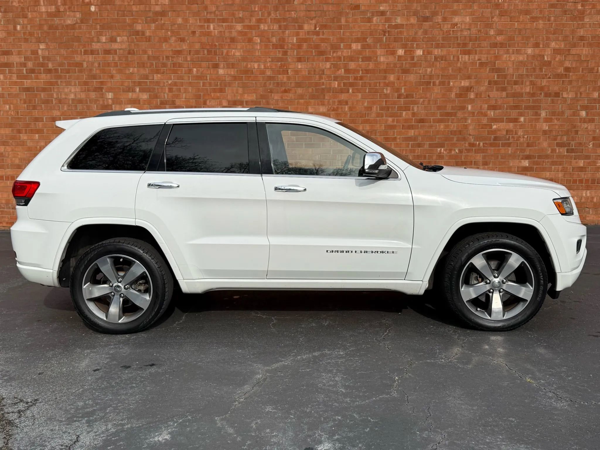 Used 2015 Jeep Grand Cherokee Overland w/ Advanced Technology Group image 12
