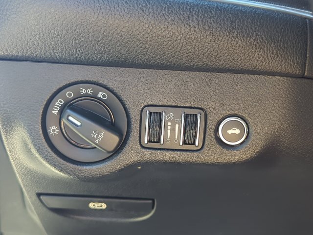 Used 2015 Dodge Challenger SRT RWD image 32
