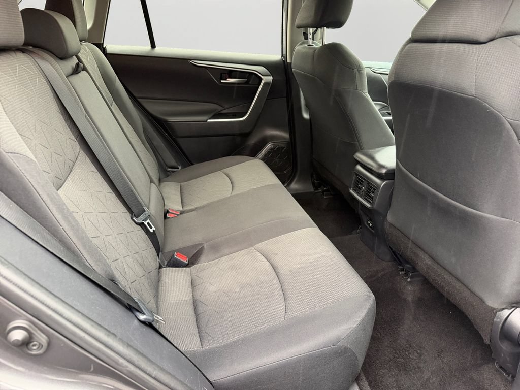 Used 2021 Toyota RAV4 XLE AWD/4WD image 9
