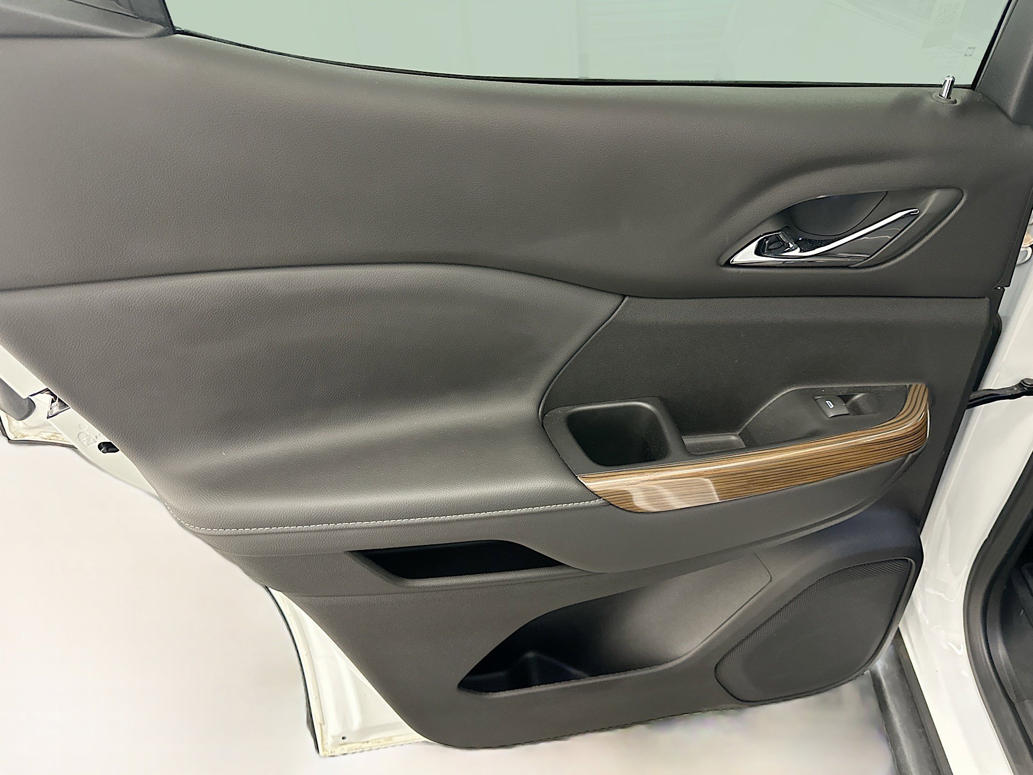 Used 2023 GMC Acadia SLE w/ Driver Convenience Package image 26