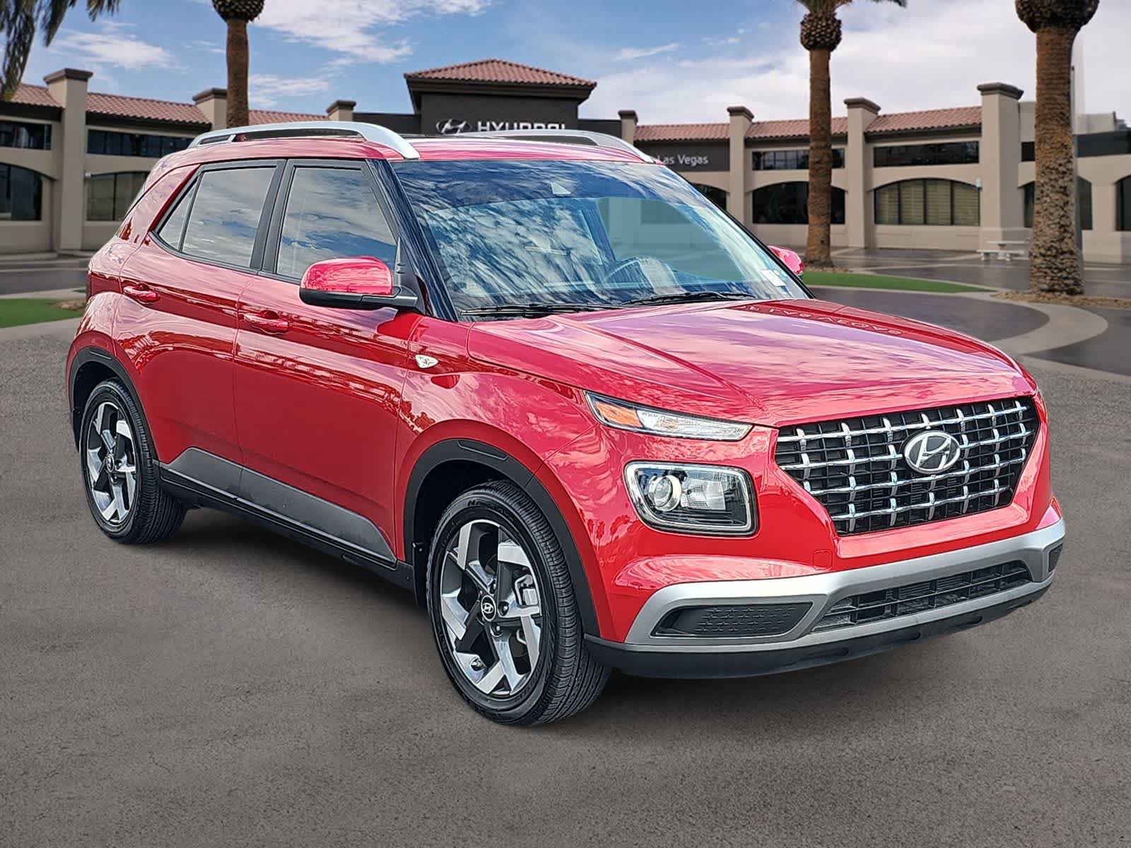 Used 2022 Hyundai Venue SEL FWD image 2