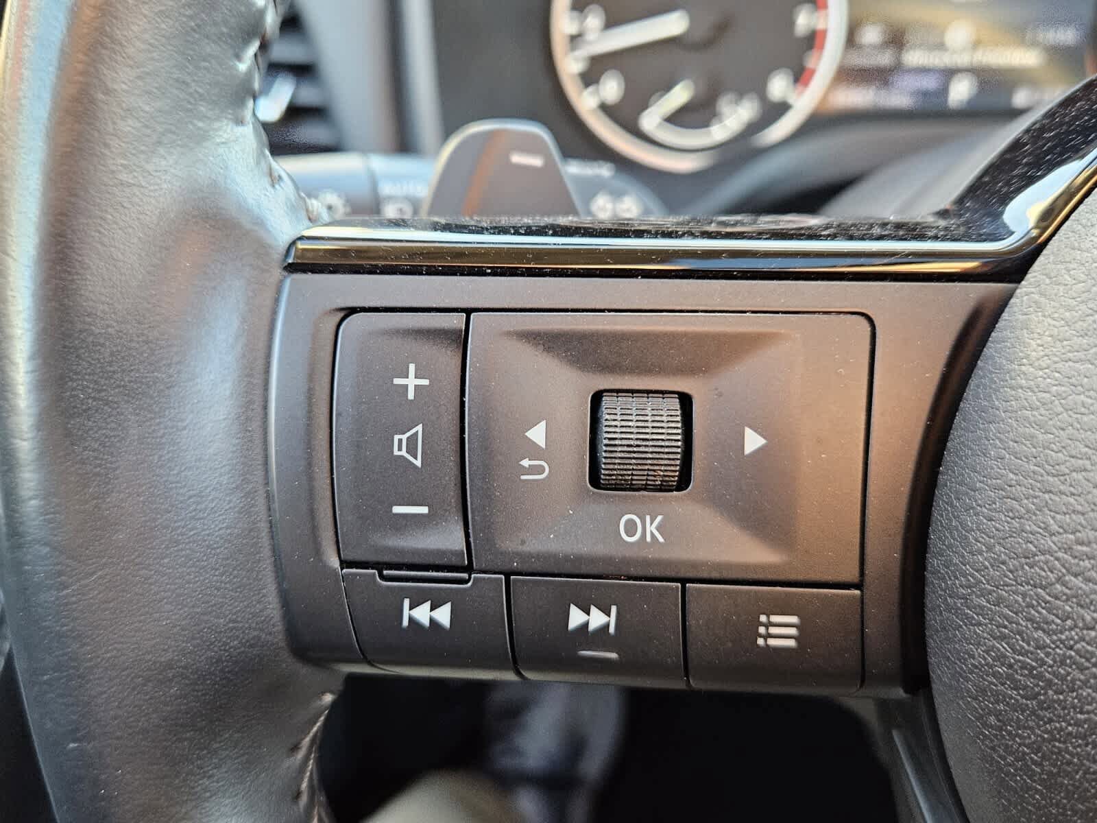 Used 2022 Nissan Rogue SV w/ SV Premium Package image 12