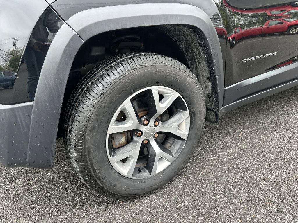 Used 2017 Jeep Cherokee Trailhawk w/ Cold Weather Group AWD/4WD image 2