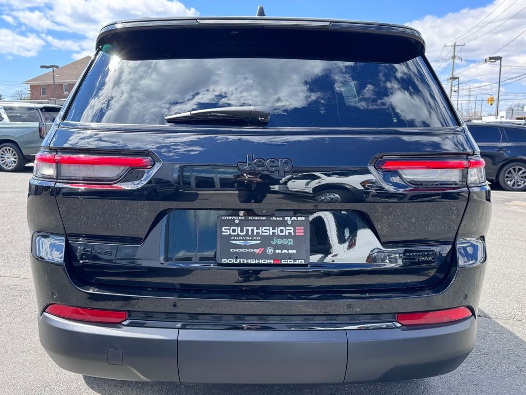 Used 2025 Jeep Grand Cherokee L Limited w/ Black Appearance Package AWD/4WD image 6
