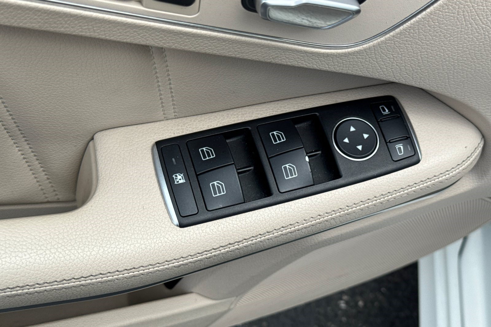 Used 2014 Mercedes-Benz E 350 4MATIC Sedan image 13