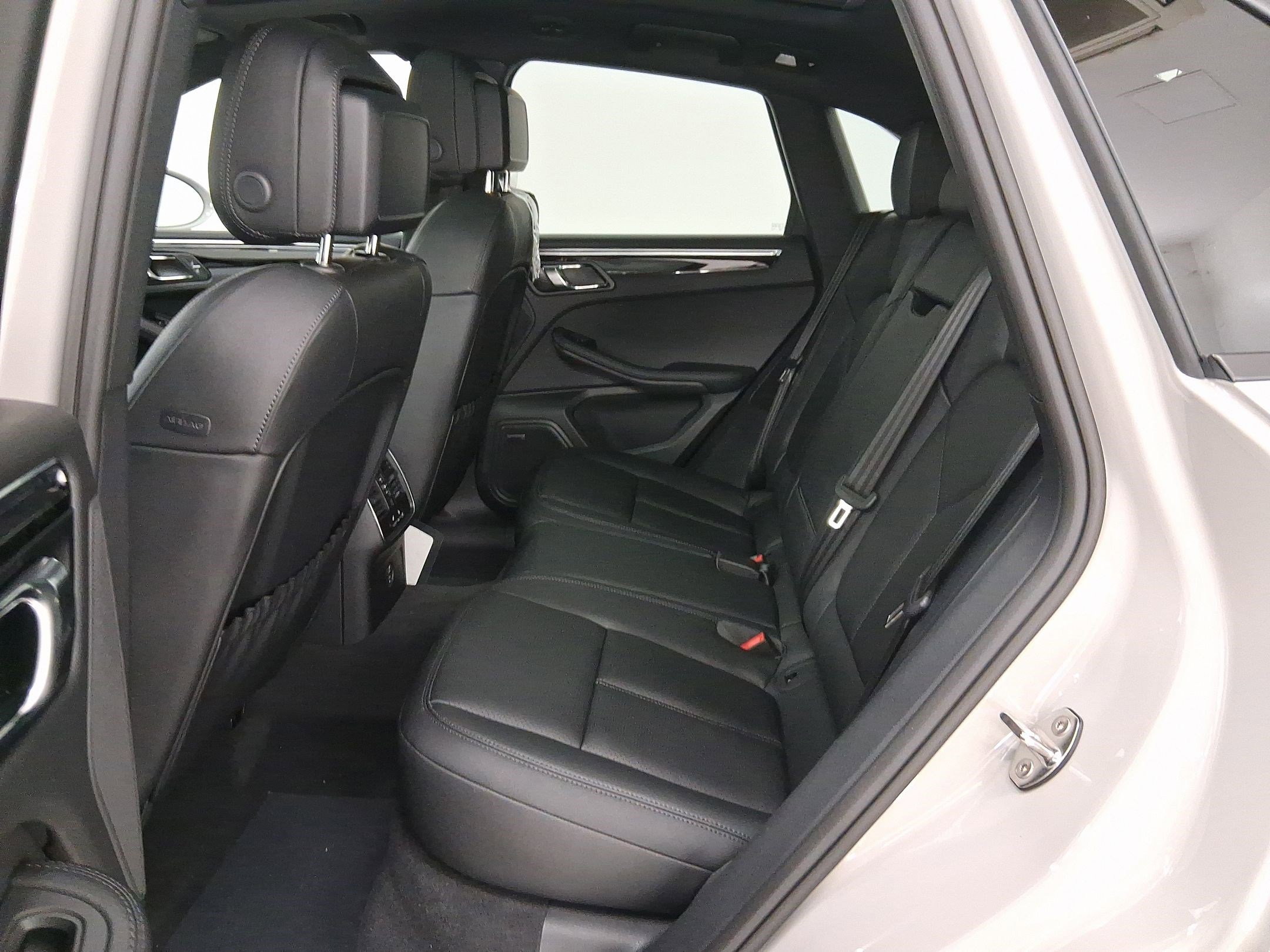 Used 2026 Porsche Macan image 13