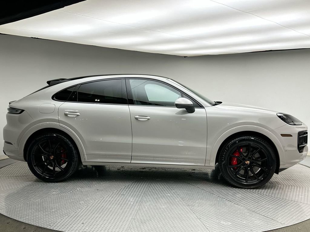 Used 2025 Porsche Cayenne S AWD/4WD image 14