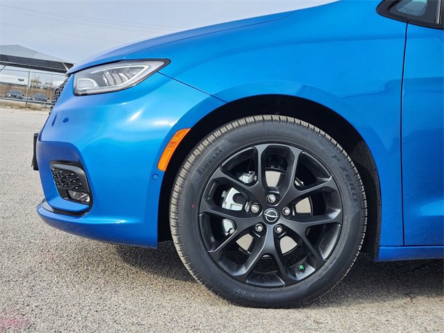 New 2026 Chrysler Pacifica Select image 5