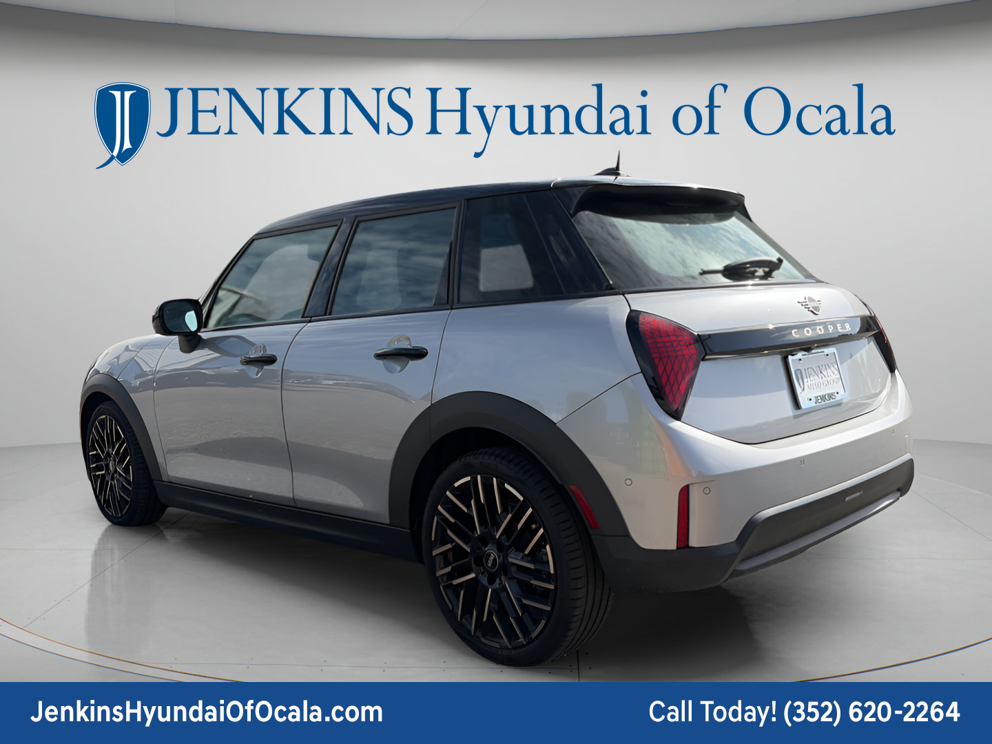 Used 2025 MINI Cooper 4-Door Hardtop FWD image 5